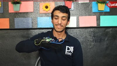 شاهد طلاب هندسة حلوان يصممون قفازاً ذكياً يُحول لغة الإشارة إلى كلام منطوق