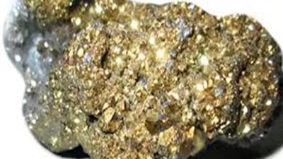 ضبط سيارة نقل بكمية من الأحجار يشتبه في احتوائها على خام الذهب بالبحر الأحمر