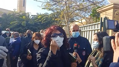 نبيلة عبيد تنفعل على مصوري جنازة صفوت الشريف: 