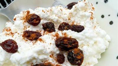 اللبن الرائب مع الزبيب يساعدان على ضبط أداء الأمعاء