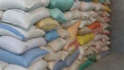 القبض على شخصين بحوزتهما سلع تموينية بقصد بيعها في السوق السوداء بالشرقية