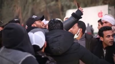 العشرات يلتفون حول محمد رمضان في كواليس 