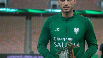عمر السومة يتسلم جائزة لاعب الشهر في الدوري السعودي (صورة)