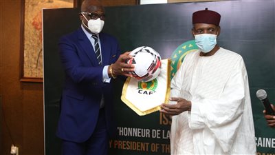 عيسى حياتو يتوج بجائزة أفضل رئيس فخري لـ