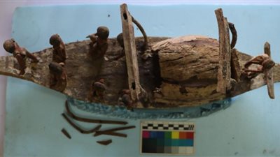 زاهي حواس: الكشف عن تماثيل ولوحات وأقنعة خشبية في سقارة