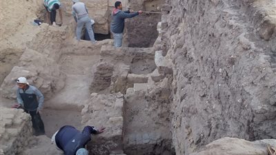 الآثار تكتفي بالإعلان عن الاكتشافات الأثرية بسقارة 
