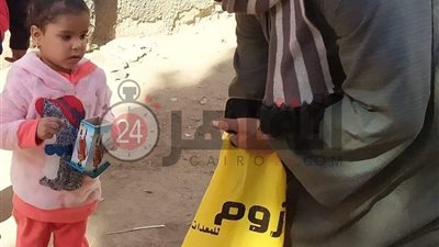 كسرت حصالتها.. طفلة تتبرع بمصروفها اليومي لاستكمال بناء مجمع خيري بقنا (صورة)