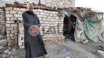 المرض نهش جسد زوجته.. مواطن بالمنيا يستغيث: هدموا منزلي وعايش في عشة وسط ثعابين وعقارب (صور وفيديو)