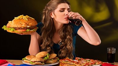 تنذر بالموت المبكر.. احذر تناول الوجبات السريعة يوميًا 
