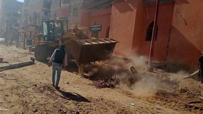 إزالة 15 حالة تعدٍ على حرم الطريق وصيانة أعمدة إنارة بمركز مغاغة بالمنيا