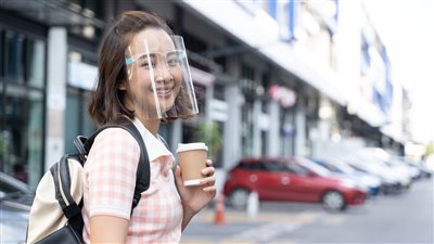 الأقنعة البلاستيكية ليست بديلا عن الكمامات الطبية والقماش..  تعرف على السبب