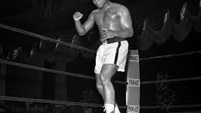 في ذكرى ميلاد محمد علي كلاي.. تعرف على قصة اعتناقه الإسلام بسبب صديق له