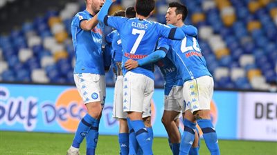 نابولي يتقدم برباعية نظيفة على فيورنتينا في الشوط الأول