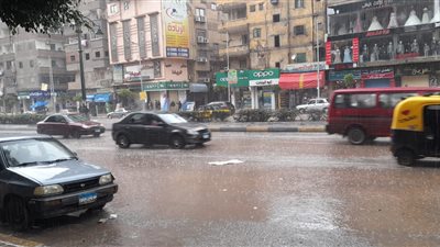 رئيسا شركتي الصرف الصحي ومياه الشرب بالإسكندرية يتابعان سحب تجمعات الأمطار