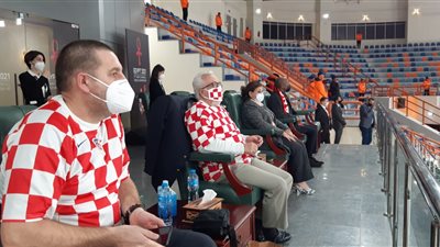 سفير كرواتيا يحضر لقاء منتخب بلاده في كأس العالم لكرة اليد ببرج العرب