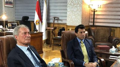 وزير الرياضة ورئيس الاتحاد الدولي لليد يشهدان مباراة الدنمارك والكونغو