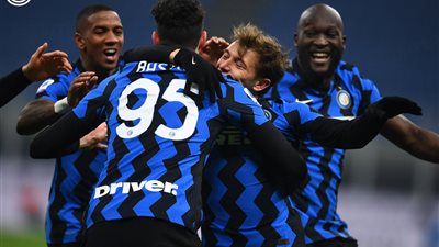 إنتر يضرب يوفنتوس بثنائية ويتصدر الكالتشيو