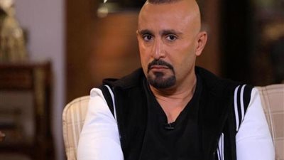 أحمد السقا يطلب الدعاء من جمهوره لحماه محمد الصغير بعد تدهور حالته الصحية