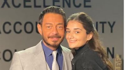 ملك أحمد زاهر تتسبب في بكاء والدها بكواليس 