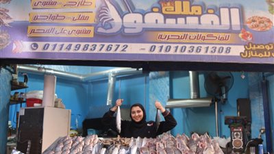 المعلمة تغريد.. قصة طالبة تبيع السمك صباحًا وتلعب كيك بوكسنج ليلًا