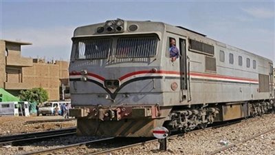 أثناء عبوره شريط السكة الحديد.. مصرع شخص أسفل عجلات القطار بالشرقية