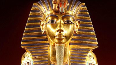 متى يتم نقل قناع توت عنخ آمون إلى المتحف المصري الكبير؟ 