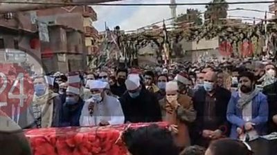 بحضور الآلاف ورجال الدين.. جنازة شعبية مهيبة لوالدة الشيخ الطاروطي في الشرقية (صور)