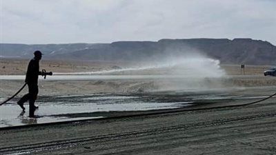 سقوط جزء من حمولة أسمنت على طريق قنا نجع حمادي