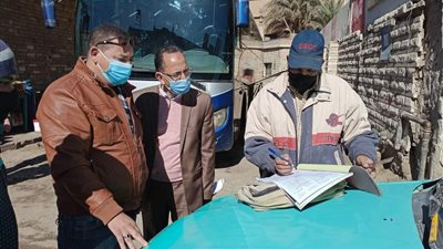 تحرير 20 مخالفة فورية لعدم ارتداء الكمامة بمدينة ملوي (صور)