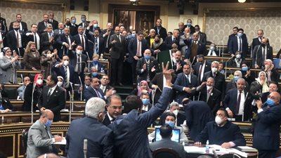 اتهم بالتزوير والنيابة طلبت رفع الحصانة عنه.. عبد العليم داوود متهم بالمتاجرة بمرض المصريين عبر البرلمان