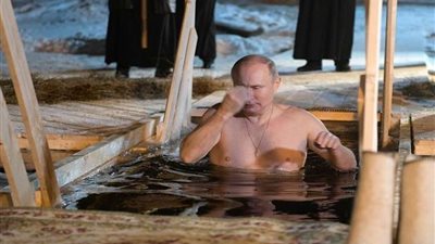 شاهد.. بوتين يحتفل بعيد الغطاس على طريقته الخاصة (فيديو)