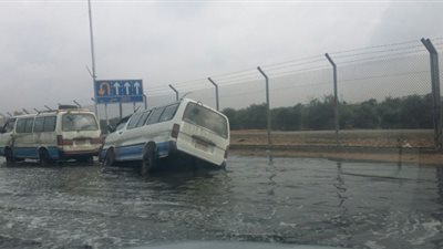 بسبب الطقس السيئ.. انقلاب سيارة بالطريق الزراعي في البحيرة وإصابة 7 أشخاص 