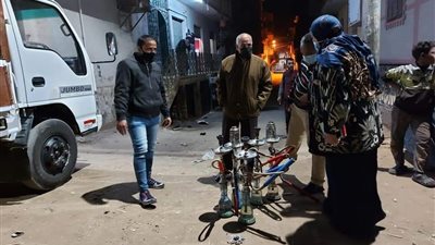 في حملة ليلية.. مصادرة 10 شيش وغرامة فورية لـ27 مواطنًا بدون كمامات بإسنا 