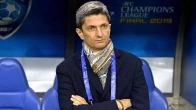 الهلال السعودي يقترب من حسم مستقبل المدرب الروماني رازفان لوشيكسو