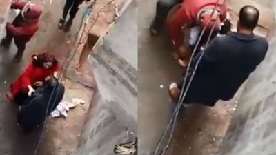 النيابة توجه تهمة للأب صاحب واقعة تعرية طفلته في الشارع بالدقهلية