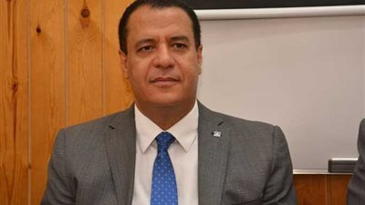 نائب رئيس جامعة أسيوط يبحث احتياجات لجنة المختبرات والأجهزة العلمية بـ