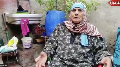 بعد وفاة ابنه.. سيدة عجوز تعيش في بيت من الطين تستغيث بالسلطات لإنقاذ باقي أسرتها