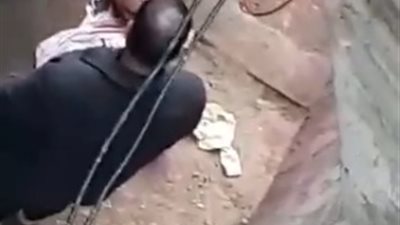 ننشر صور الأب المتهم.. ومصادر: تحقيقات موسعة في واقعة تعرية رضيعة بالشارع