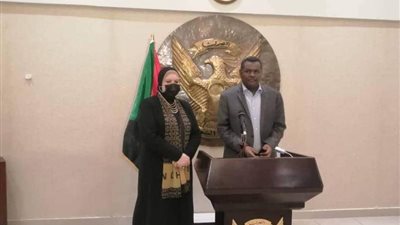 خلال حضورها معرض الخرطوم الدولي.. وزيرة التجارة والصناعة تجري مباحثات للاستثمار في السوق السوداني