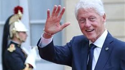 بيل كلينتون ينام خلال حفل تنصيب بايدن (فيديو)