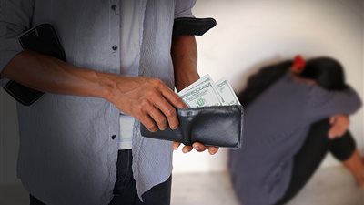 ضبط زوجين يُروجان لبيع طفلتهما عبر 