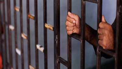 حبس عامل لاتهامه بسرقة مبلغ مالي وأجهزة حاسب آلي من داخل إحدى الشركات بالنزهة