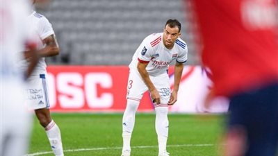 الأهلي السعودي يغري الجزائري بلعمري برفع قيمة العرض لحسم الصفقة