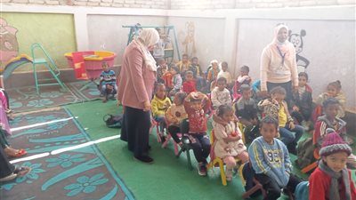 متجاهلين ارتداء الكمامات.. عاملون بجامعة جنوب الوادي ينظمون ندوة للتوعية بالوقاية من كورونا