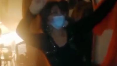 نبيلة عبيد ترقص بالكمامة أمام 
