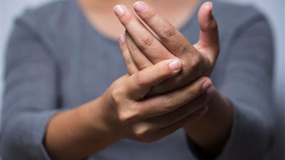 أبرزها السكتة الدماغية وفقر الدم.. تعرف على أسباب تنميل جسم الإنسان؟