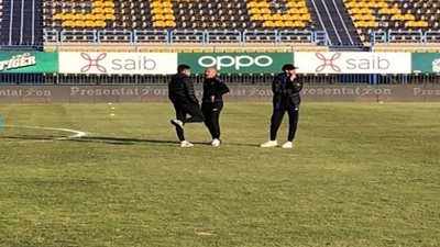 لاعبو الزمالك يعاينون أرضية ملعب بتروسبورت