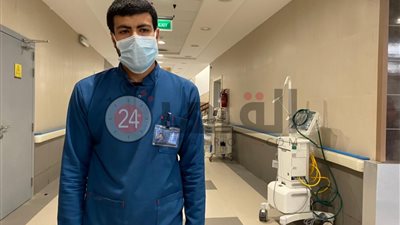 أحد الممرضين الحاصلين على لقاح كورونا لـ