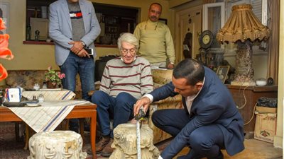 أصبحتا مِلكًا لمصر.. مواطن يوناني يُهدي محافظ الإسكندرية قطعتين أثريتين توارثهما عن أجداده (صور)