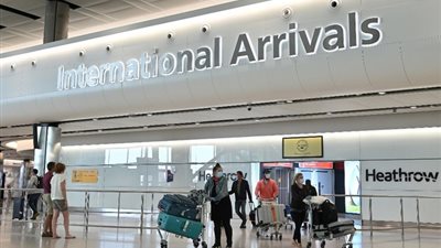 بريطانيا تقرر عزل القادمين من الخارج في الفنادق بسبب سلالة كورونا المتحورة